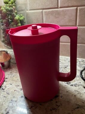 New Tupperware Classic push button with lid Pink One Gallon Pitcher Brand New